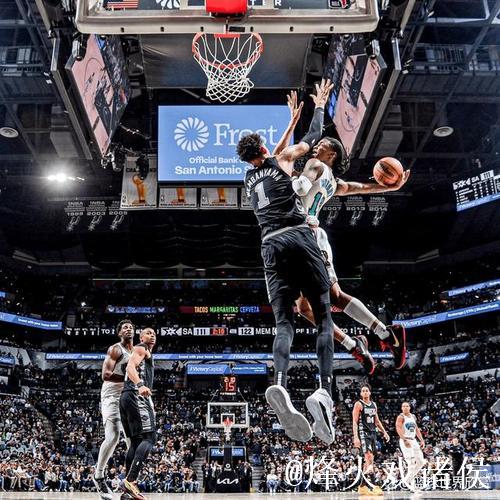 莫兰特半场6投3中,罚球1中1得到7分2篮板2助攻1抢断1盖帽 莫兰特半场6投3中,罚球1中1得到7分2篮板2助攻1抢断1盖帽