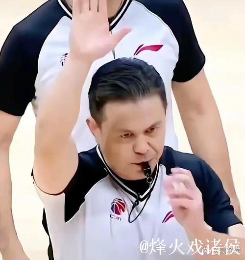 火记吐槽：这场比赛判罚简直太扯了，裁判们应感到羞愧